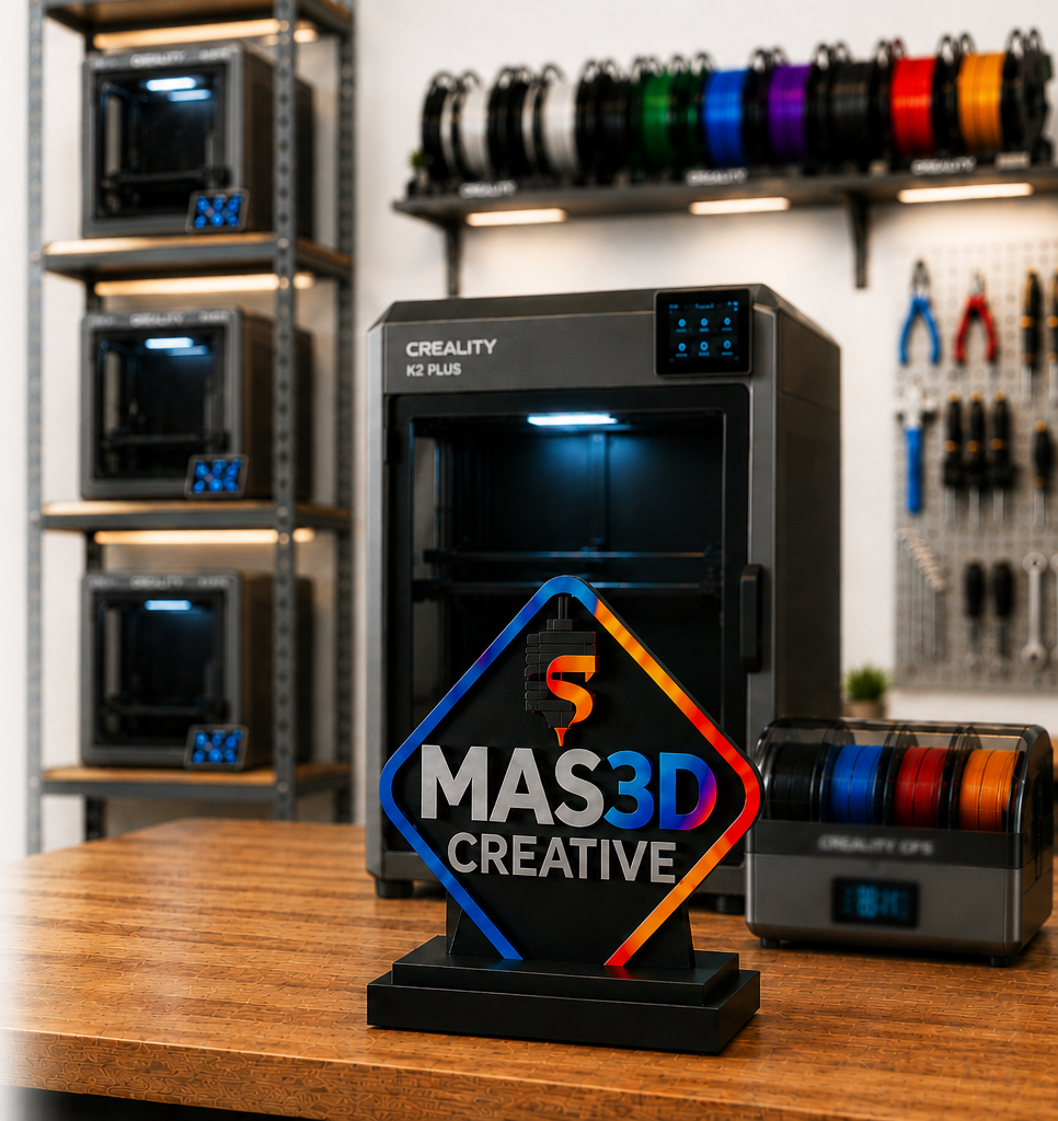 Escena del taller de MAS3D Creative con K2 Plus, trofeo MAS3D, CFS, filamentos y varias impresoras al fondo